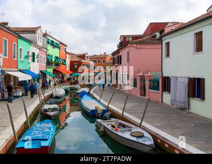 Einer der Kanäle von Burano mit seinen typischen bunten Häusern. Italien Stockfoto