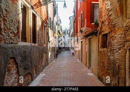 Typische schmale Straße in Venedig, Italien Stockfoto