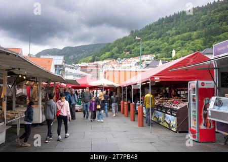 Bergen, Norwegen - 22. Juni 2023: Auf dem Fischmarkt im Freien werden Meeresfrüchte, Obst und Gemüse verkauft. Es ist ein bezaubernder Ort, um im Herzen der Stadt i zu essen Stockfoto