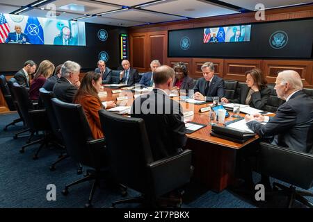 Washington, DC, USA. Oktober 2023. Präsident JOE BIDEN trifft sich am Dienstag, 10. Oktober 2023, im Lagezimmer des Weißen Hauses mit seinem nationalen Sicherheitsteam. (Kreditbild: © Adam Schultz/Weißes Haus/ZUMA Press Wire) NUR REDAKTIONELLE VERWENDUNG! Nicht für kommerzielle ZWECKE! Stockfoto