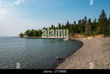 Pebble Beach am Lake Superior im Split Rock Lighthouse State Park in Minnesota Stockfoto