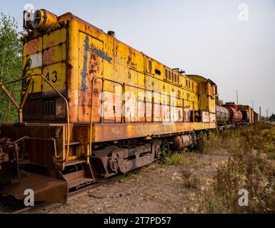 Vernachlässigte Old Diesel Locomotive and Train in Duluth, Minnesota Stockfoto