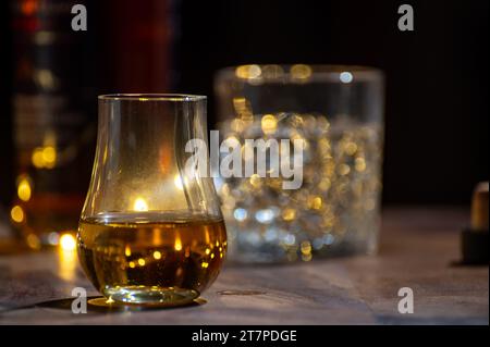 Speyside Whisky Glas Single Malt und Blended Scotch Whisky serviert in der Bar in Edinburgh, Schottland, Großbritannien, mit Partylichtern im Hintergrund Stockfoto