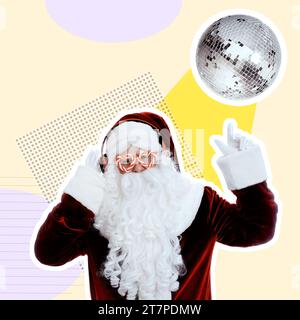 Kreative Weihnachtscollage. Weihnachtsmann mit Kopfhörern, die Musik unter Discokugel vor farbigem Hintergrund hören Stockfoto