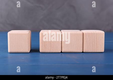 Internationale Organisation für Normung. Würfel mit Häkchen und Abkürzung ISO auf blauem Holztisch Stockfoto