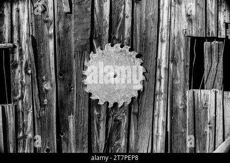 Rosted Circular Saw auf einer verlassenen Hütte in der Geisterstadt Bodie, Kalifornien - Black and White Stockfoto