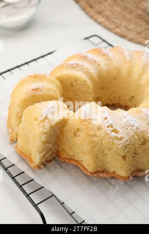 Köstlicher frisch gebackener Biskuitkuchen auf dem Tisch, Nahaufnahme Stockfoto