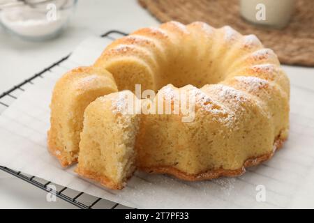 Köstlicher frisch gebackener Biskuitkuchen auf dem Tisch, Nahaufnahme Stockfoto