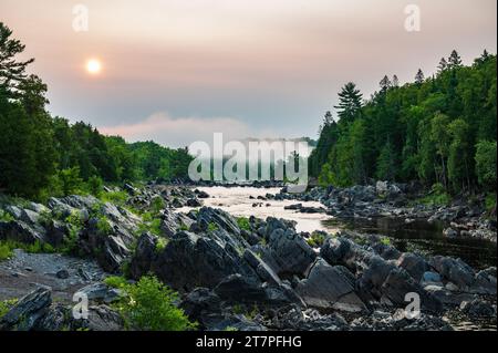 Die Sonne geht über der St. auf Louis River im Jay Cooke State Park in Minnesota Stockfoto