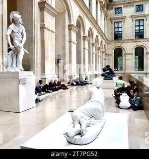 Kunststudenten, die im Louvre skizzieren Stockfoto