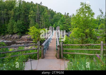 Schwingende Brücke Über St.. Louis River im Jay Cooke State Park in Minnesota Stockfoto