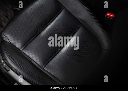 Nahaufnahme von Autositzen aus schwarzem Leder. Stockfoto