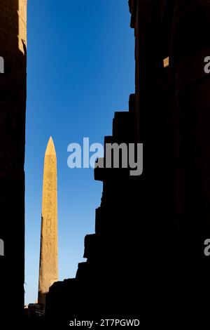 Riesiger Obelisk in den antiken Ruinen des Tempelkomplexes Karnak in der ägyptischen Wüstenstadt Luxor Stockfoto