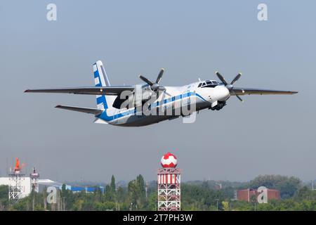 Southern Sky Antonov an-24B-Flugzeug startet. Flugzeug aus der sowjetischen Ära, das den Flughafen Almaty in Kasachstan verlassen hat. Das sowjetische HiSky-Turboprop-Flugzeug Antonov 24. Stockfoto