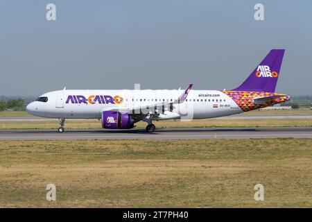 Air Cairo Airbus A320 landet. A320NEO Flugzeug der ägyptischen Fluggesellschaft Air Cairo. Flugzeug mit neuer AirCairo-Lackierung. Stockfoto