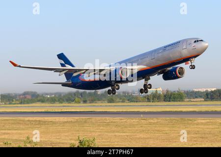 Aeroflot Airbus A330 startet. Aeroflot Russian Airlines Airbus A330-300 mit russischer Zulassung RA-73783 während des Starts. Stockfoto