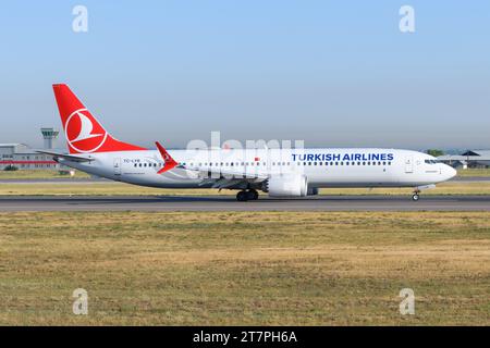 Turkish Airlines Boeing 737 Max Taxifahrt. Flugzeug B737 von Turkish Airlines auf der Landebahn. Flugzeug 737-9 MAX. Stockfoto