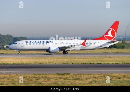 Turkish Airlines Boeing 737 Max Taxifahrt. Flugzeug B737 von Turkish Airlines im Rollverkehr. Flugzeug 737-9 MAX. Stockfoto