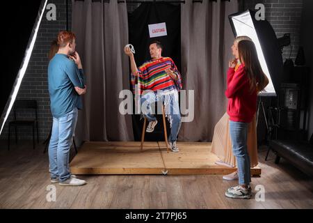 Schauspieler, die auf der Bühne im Vorspielraum spielen Stockfoto