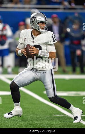 Detroit, MI, USA: Der Quarterback der Las Vegas Raiders Jimmy Garoppolo (10) fällt während eines NFL-Spiels gegen die Detroit Lions im Ford Field, Mo zurück Stockfoto