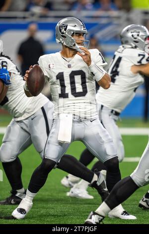 Detroit, MI, USA: Der Quarterback der Las Vegas Raiders Jimmy Garoppolo (10) fällt während eines NFL-Spiels gegen die Detroit Lions im Ford Field, Mo zurück Stockfoto