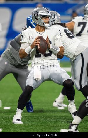 Detroit, MI, USA: Der Quarterback der Las Vegas Raiders Jimmy Garoppolo (10) fällt während eines NFL-Spiels gegen die Detroit Lions im Ford Field, Mo zurück Stockfoto
