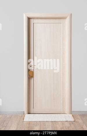 Holztür mit Aufhänger ZUM NICHT STÖREN im Hotelzimmer Stockfoto