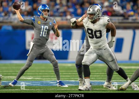 Detroit, MI, USA: Detroit Lions Quarterback Jared Goff (16) passiert während eines NF von den Las Vegas Raiders Defensive Tackle Jerry Tillery (90) Stockfoto