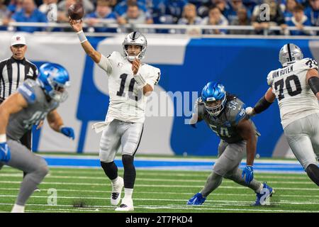 Detroit, MI, USA: Der Quarterback der Las Vegas Raiders Jimmy Garoppolo (10) übergibt den Ball in einem NFL-Spiel gegen die Detroit Lions bei Ford Fi Stockfoto
