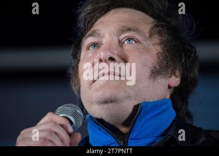 Cordoba Capital, Cordoba, ARGENTINIEN. November 2023. Der Präsidentschaftskandidat von La Libertad Avanza (LLA), Javier Milei, schließt seinen Wahlkampf in der Hauptstadt Cordoba ab. (Kreditbild: © Daniel Bustos/ZUMA Press Wire) NUR REDAKTIONELLE VERWENDUNG! Nicht für kommerzielle ZWECKE! Stockfoto