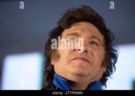 Cordoba Capital, Cordoba, ARGENTINIEN. November 2023. Der Präsidentschaftskandidat von La Libertad Avanza (LLA), Javier Milei, schließt seinen Wahlkampf in der Hauptstadt Cordoba ab. (Kreditbild: © Daniel Bustos/ZUMA Press Wire) NUR REDAKTIONELLE VERWENDUNG! Nicht für kommerzielle ZWECKE! Stockfoto