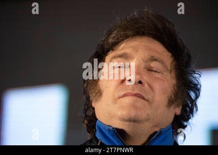 Cordoba Capital, Cordoba, ARGENTINIEN. November 2023. Der Präsidentschaftskandidat von La Libertad Avanza (LLA), Javier Milei, schließt seinen Wahlkampf in der Hauptstadt Cordoba ab. (Kreditbild: © Daniel Bustos/ZUMA Press Wire) NUR REDAKTIONELLE VERWENDUNG! Nicht für kommerzielle ZWECKE! Stockfoto