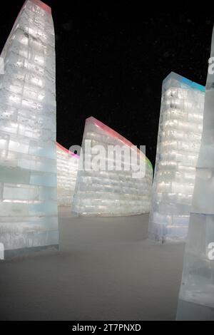 HARBIN, CHINA - 1. Januar 2022: Vertikale Abbildung der spektakulären beleuchteten weißen Eisskulpturen beim Harbin Ice and Snow Festival in Harbin, Hei Stockfoto