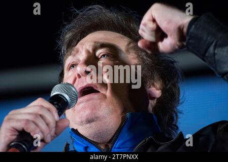 Cordoba Capital, Cordoba, ARGENTINIEN. November 2023. Der Präsidentschaftskandidat von La Libertad Avanza (LLA), Javier Milei, schließt seinen Wahlkampf in der Hauptstadt Cordoba ab. (Kreditbild: © Daniel Bustos/ZUMA Press Wire) NUR REDAKTIONELLE VERWENDUNG! Nicht für kommerzielle ZWECKE! Stockfoto