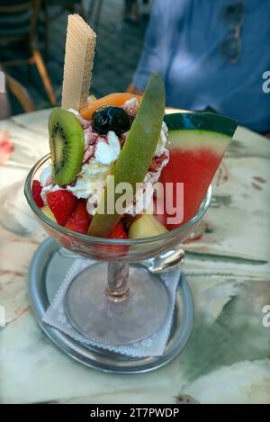 Eisbecher mit Obst in einer italienischen Eisdiele, Bayern, Deutschland Stockfoto