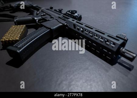 Modernes elegantes Sturmgewehr und Kugel auf grauem Hintergrund in der Schweiz Stockfoto