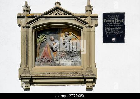 Gedenktafel mit Relief, Jesus auf dem Ölberg, Jakobskirche, Markt Rettenbach, Schwaben, Bayern, Deutschland Stockfoto