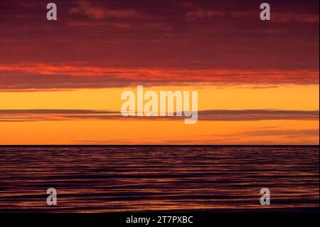 Wellen, Sonnenuntergang, Arktischer Ozean, Spitzbergen Island, Svalbard und Jan Mayen Archipel, Norwegen Stockfoto