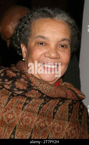 Marian Wright Edelman, Präsident des Children's Defense Fund, nimmt am 10. November 2004 an der zweiten jährlichen Children's Champions Awards des Child Magazine im Harmonie Club in New York Teil. Foto: Henry McGee/MediaPunch Stockfoto