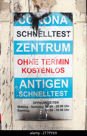 Altes Schild Corona Schnelltest an einem alten Haus, Celle, Niedersachsen, Deutschland Stockfoto