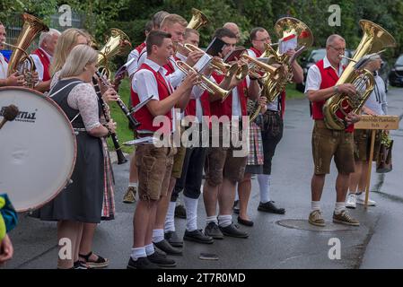 Blasorchester spielt beim traditionellen Tanzlindenfest in Limmersdorf, Oberfranken, Bayern Stockfoto