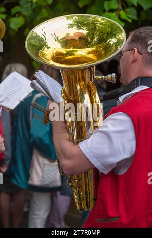 Musiker hält seine Tuba und Noten spielfertig, Tanzlindenfest in Limmersdorf, Oberfranken, Bayern Stockfoto