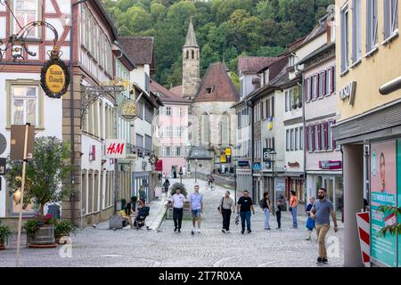 Neue Straße und im Hintergrund Henkersbruecke und Johanniterkirche, historische Altstadt, Schwäbische Halle, Franken, Baden-Württemberg, Deutschland Stockfoto