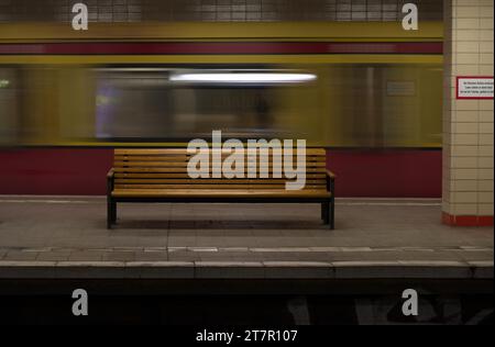 Leere Bank und abfahrender S-Bahn-Zug am Nordbahnhof, Bezirk Mitte, Berlin, Deutschland Stockfoto