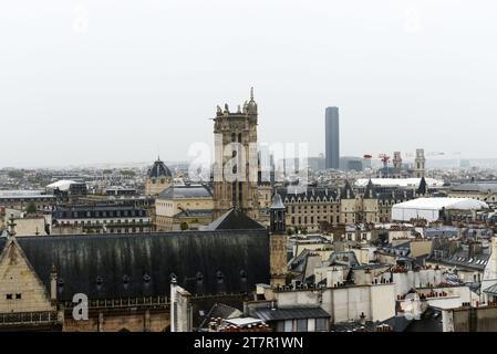 Kirche Saint Merry vom Zentrum von Pompidou in Paris, Frankreich. Stockfoto