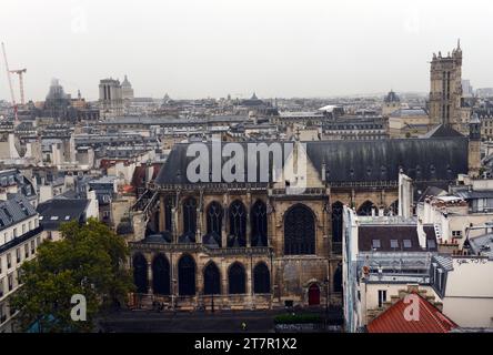 Kirche Saint Merry vom Zentrum von Pompidou in Paris, Frankreich. Stockfoto
