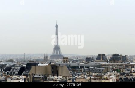 Der Eiffelturm aus dem Zentrum von Pompidou in Paris, Frankreich. Stockfoto