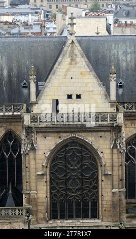 Kirche Saint Merry vom Zentrum von Pompidou in Paris, Frankreich. Stockfoto