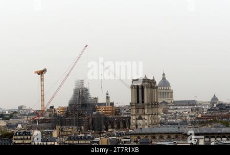 Die Kathedrale Notre Dame wird renoviert und vom Zentrum von Pompidou in Paris, Frankreich, aus gesehen. Stockfoto