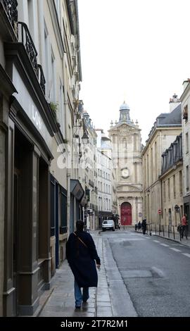 Spaziergang auf der Rue de Sévigné im 4. Arrondissement in Paris, Frankreich. Stockfoto